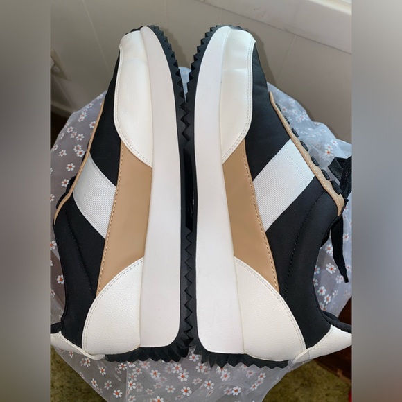 DV Dolce Vita women’s sneakers. - Picture 3 of 13